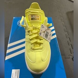 NEVER WORN mens adidas special addition SAMBA golf shoes.